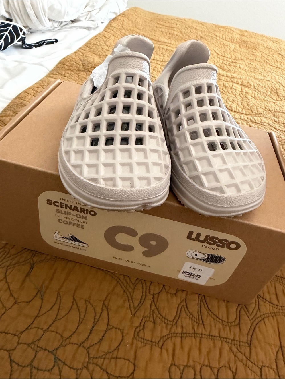 Lusso Cloud | Toddler C9 in Coffee. Barely worn.